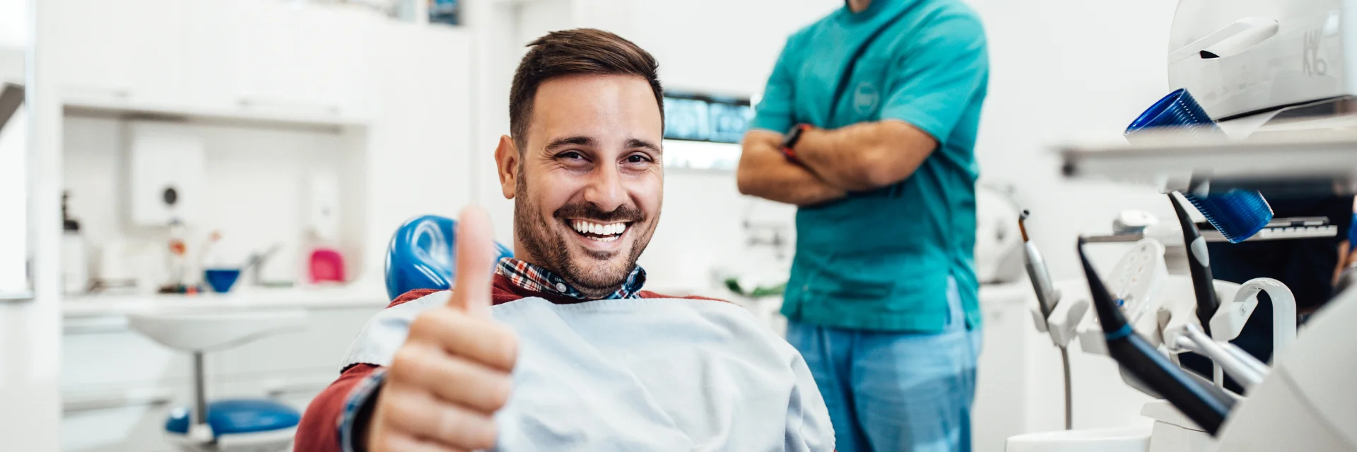 Detailaufnahme einer professionellen Zahnreinigung für optimale Zahnvorsorge in der Zahnarztpraxis