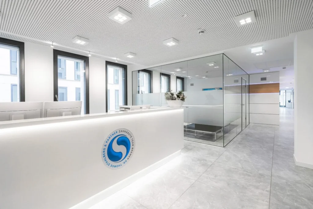 Empfangsbereich mit stilvollem Design – Willkommen bei Stahlberg & Partner