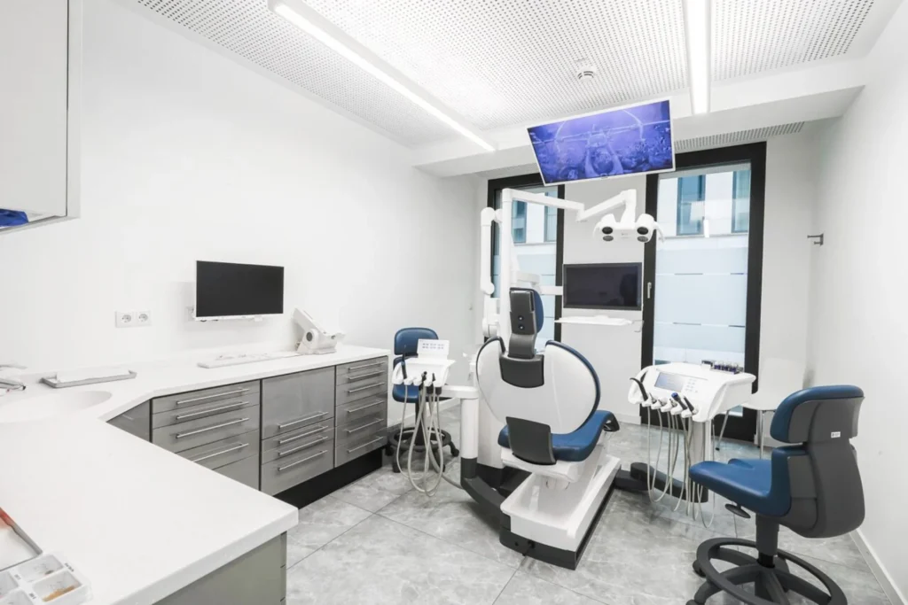 Modern ausgestatteter Behandlungsraum – Stahlberg & Partner Zahnärzte