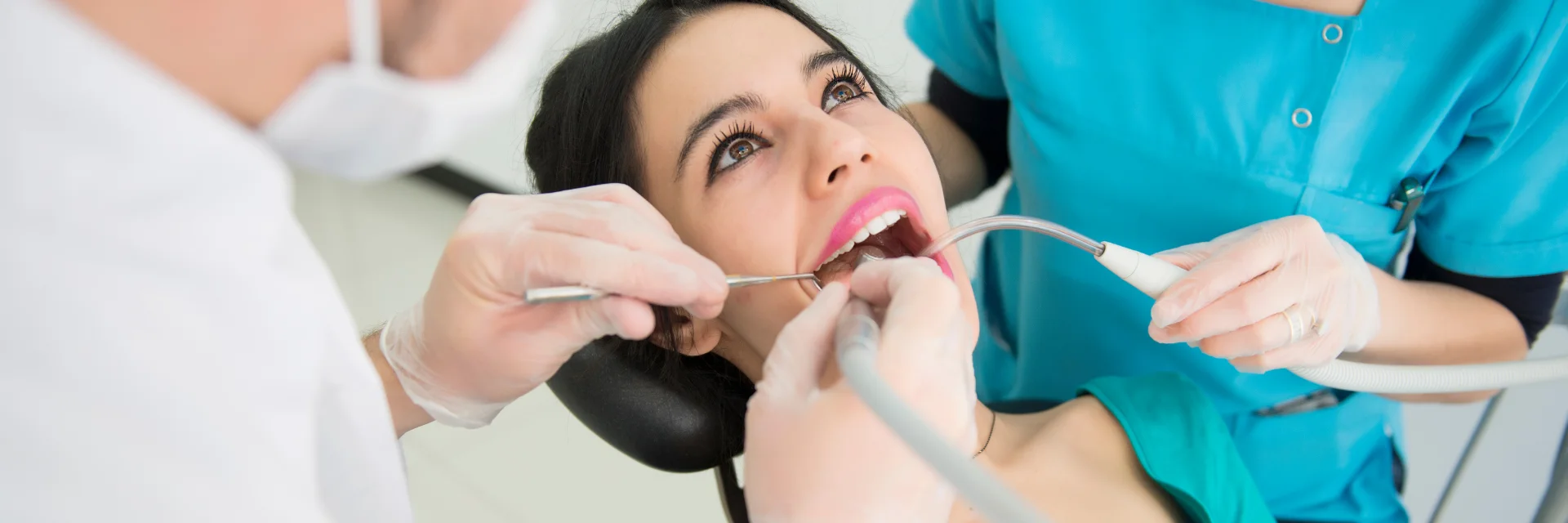 Verschiedene Zahnfarbenmuster, verwendet für ästhetische Zahnkorrekturen und ein perfektes Lächeln