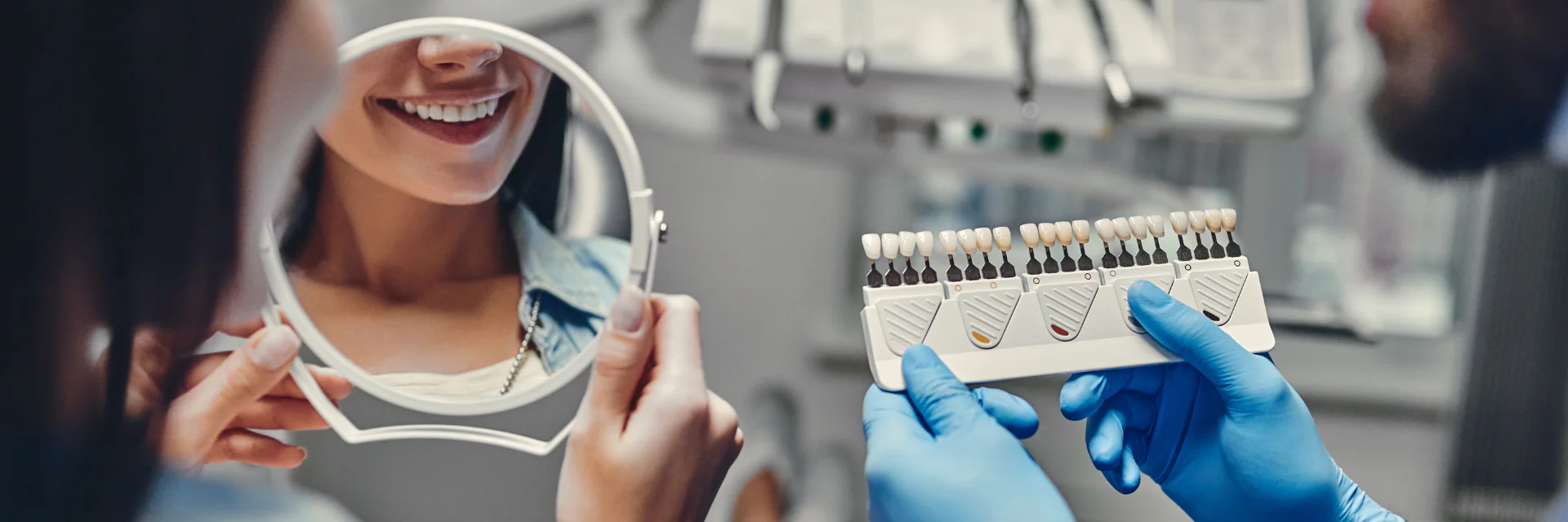 Zahnarzt bei der Anwendung moderner Techniken zur Erhaltung natürlicher Zähne und Zahnfleischgesundheit