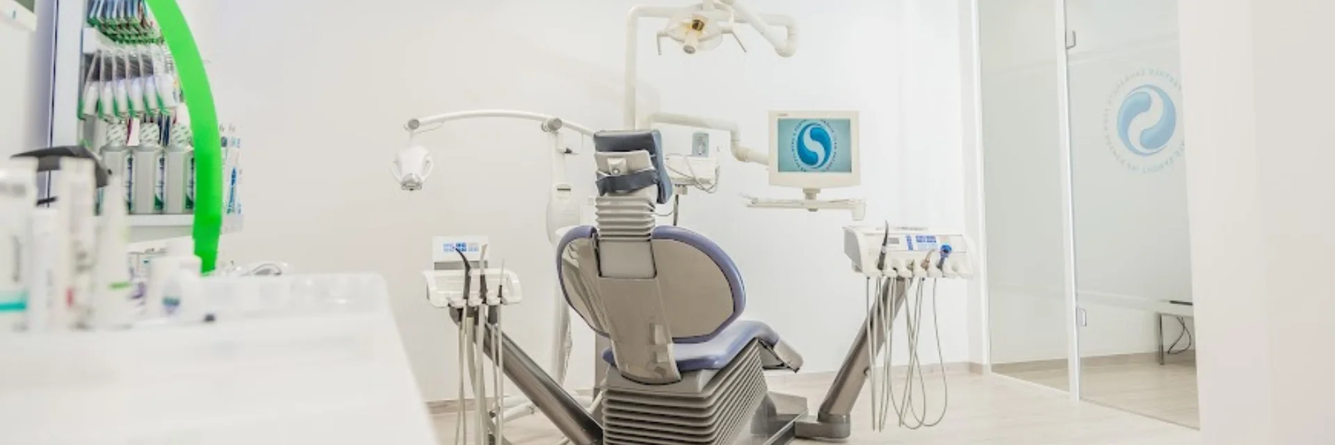 Zahnarzt führt eine sanfte, schmerzfreie Behandlung mit modernen Technologien durch