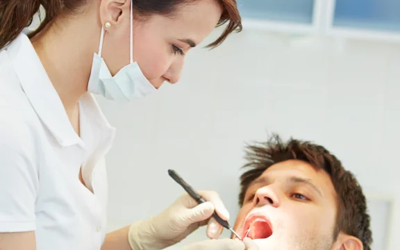 Prophylaxeassistent reinigt und pflegt Zähne für optimale Zahngesundheit